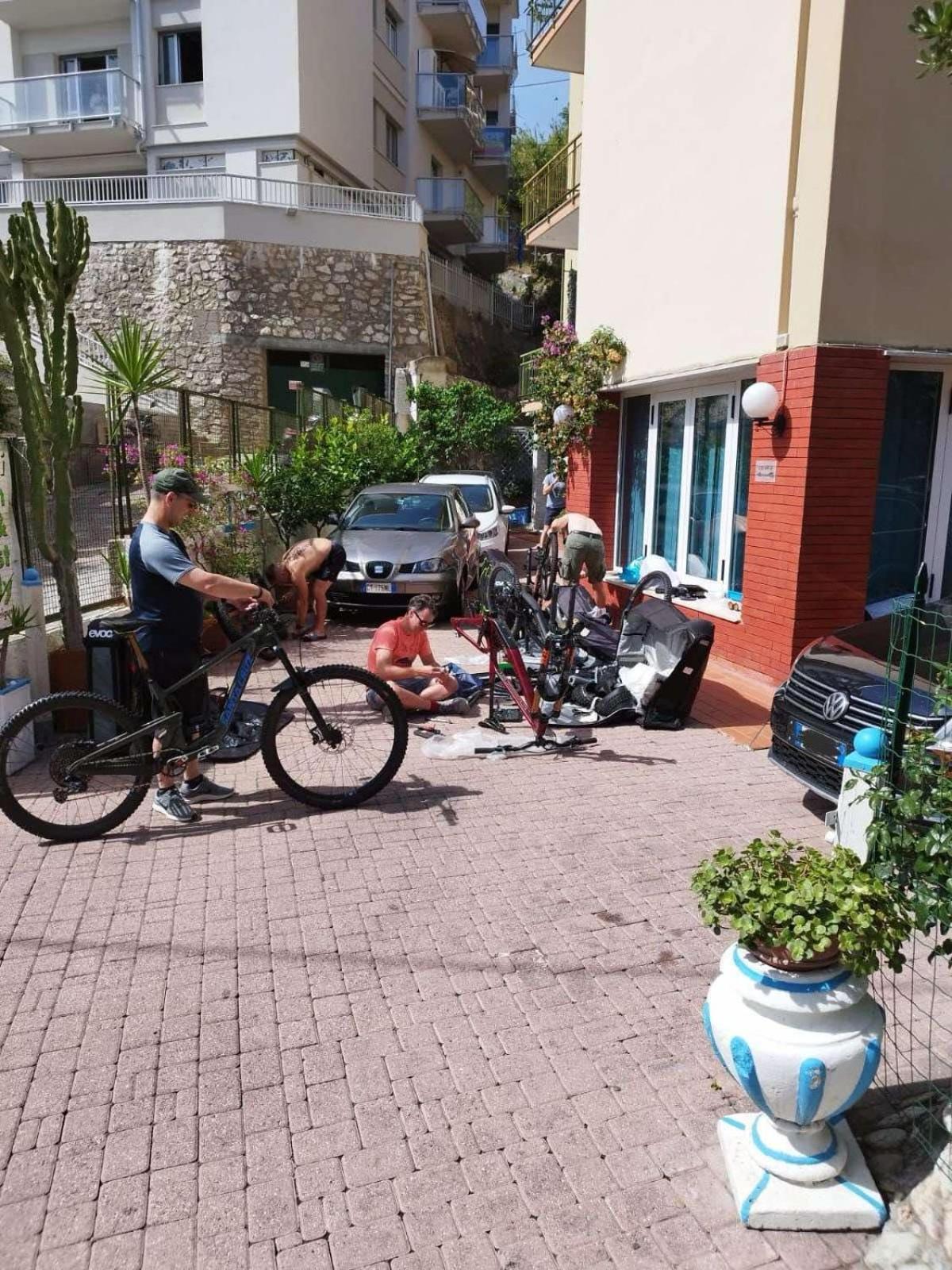 Bike Hotel Oasi Finale Ligure Exterior foto